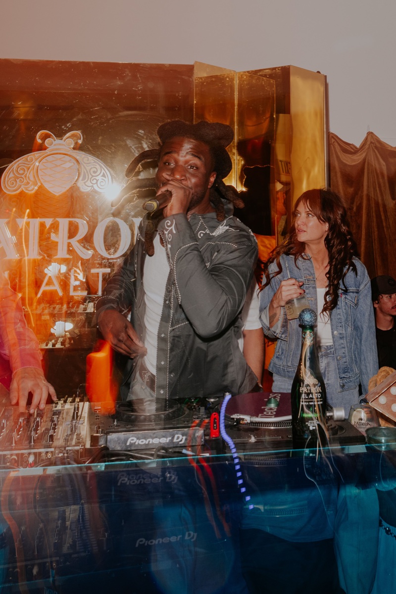 Shaboozey on the mic at Desert 5 Spot